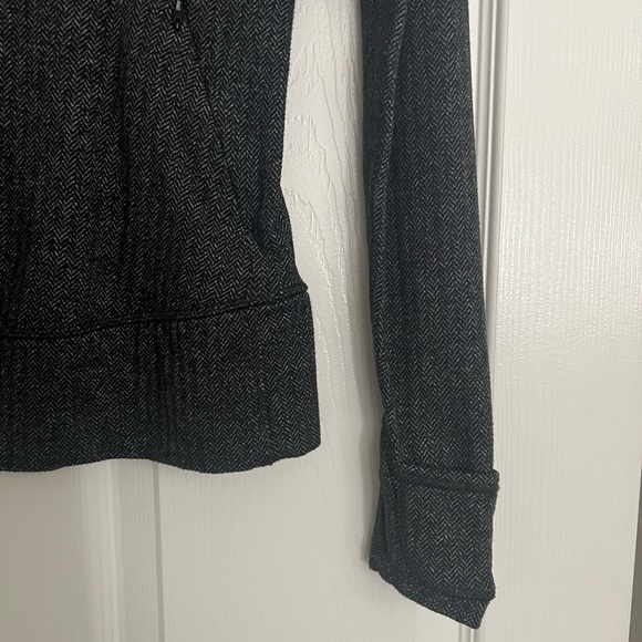 Lululemon Think Fast Pullover
Heathered Herringbone Heathered Black - Picture 9 of 9